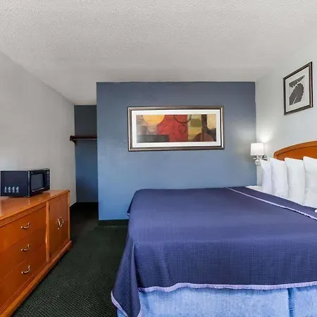 Super 8 By Wyndham Orlando Near Florida Mall